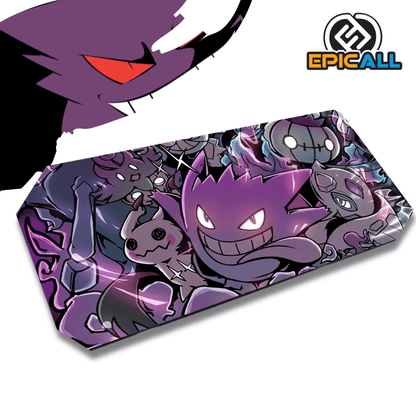 Mouse pad gamer rectangular de 30x60 cm con un collage de Pokémon de tipo Fantasma en tonos púrpuras y oscuros, destacando a Gengar sonriendo en el centro junto a Mimikyu y otras criaturas espectrales.
