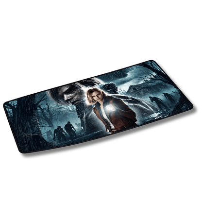 Mouse pad gamer rectangular de 30x60 cm con diseño nocturno y lluvioso de Resident Evil, destacando personajes en primer plano con una linterna, siluetas de zombis en un bosque oscuro y dimensiones aproximadas junto al logotipo de Epicall.