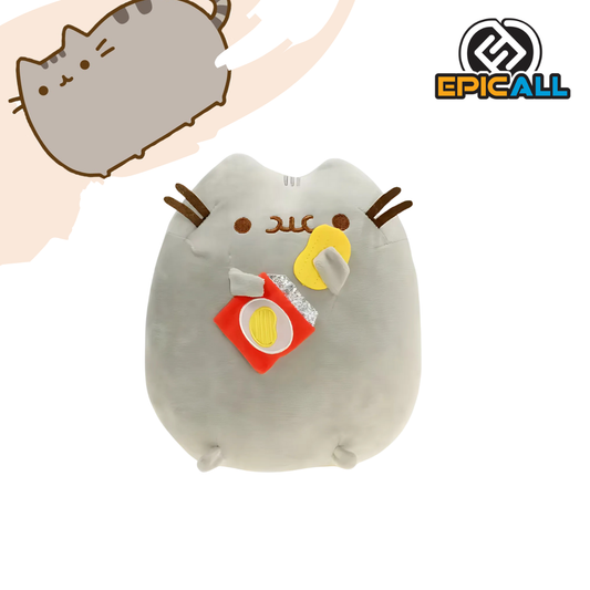 Un peluche de Pusheen, un gato gris y blanco con grandes ojos. Está sentado y sosteniendo una bolsa de patatas fritas naranjas. Tiene una expresión satisfecha y relajada.