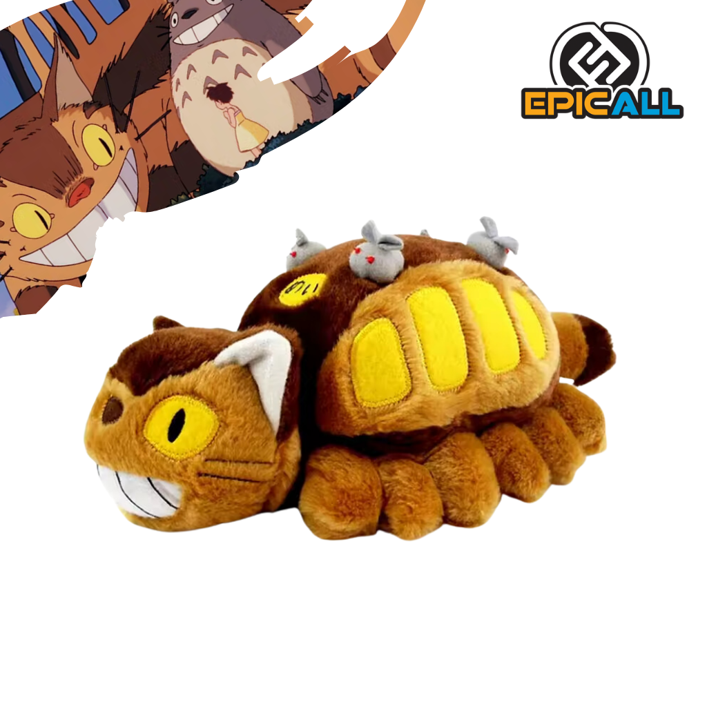 Un peluche de Gatobus, el autobús gato de la película de Studio Ghibli, Mi Vecino Totoro. El peluche es de color marrón y amarillo, con ojos grandes y redondos. Tiene una forma alargada y suave, y en su espalda lleva varios pequeños ratones.
