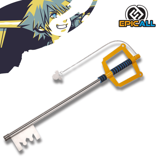 Réplica de la Keyblade Kingdom Key clásica de Kingdom Hearts, con hoja metálica plateada, guarda cuadrada de color amarillo brillante, empuñadura azul y negra, y su distintiva cadena con el llavero de la silueta del Rey Mickey.