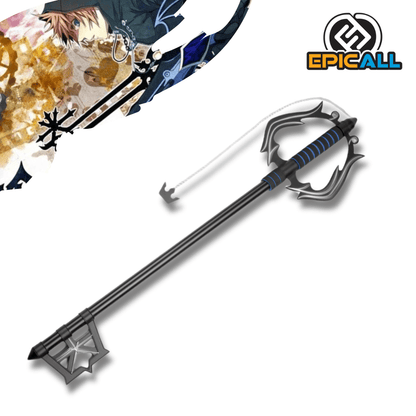 Réplica de la Keyblade Oblivion (Recuerdo Lejano) de Kingdom Hearts, con acabado oscuro y metálico, guarda en forma de alas estilizadas, empuñadura azul y negra, y su distintiva cadena con el llavero de la Corona.