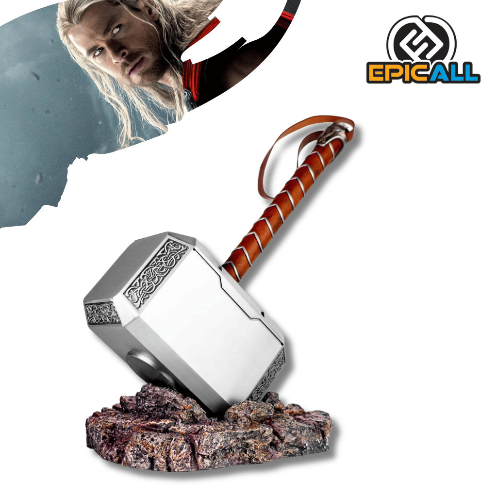 Réplica detallada del martillo Mjolnir de Thor sobre una base de roca texturizada, destacando su cabeza metálica plateada con grabados rúnicos y el mango envuelto en cuero marrón con correa.