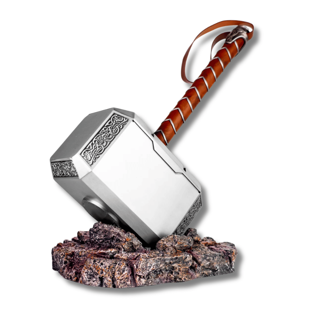 Réplica detallada del martillo Mjolnir de Thor sobre una base de roca texturizada, destacando su cabeza metálica plateada con grabados rúnicos y el mango envuelto en cuero marrón con correa.