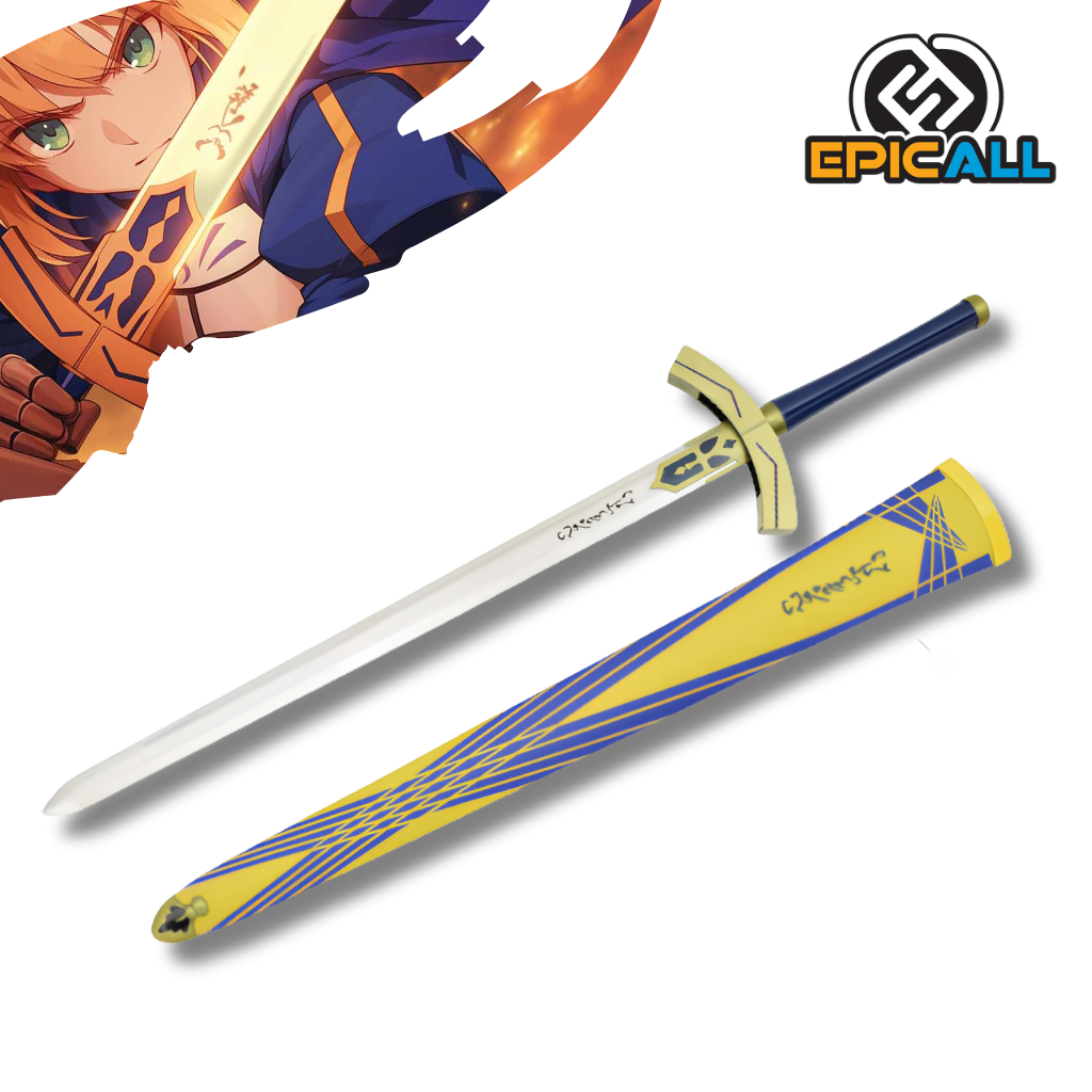 Réplica de la espada Excalibur de Artoria Pendragon de Fate/Stay Night, con hoja metálica plateada que presenta inscripciones grabadas, guarda dorada ornamentada y empuñadura azul oscura.