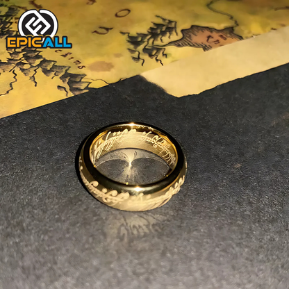 Imagen de un anillo dorado con grabados élficos, réplica del Anillo Único de El Señor de los Anillos, en talla 10.
