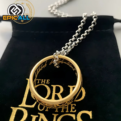 Imagen de un anillo dorado con grabados élficos, réplica del Anillo Único de El Señor de los Anillos, en talla 10.