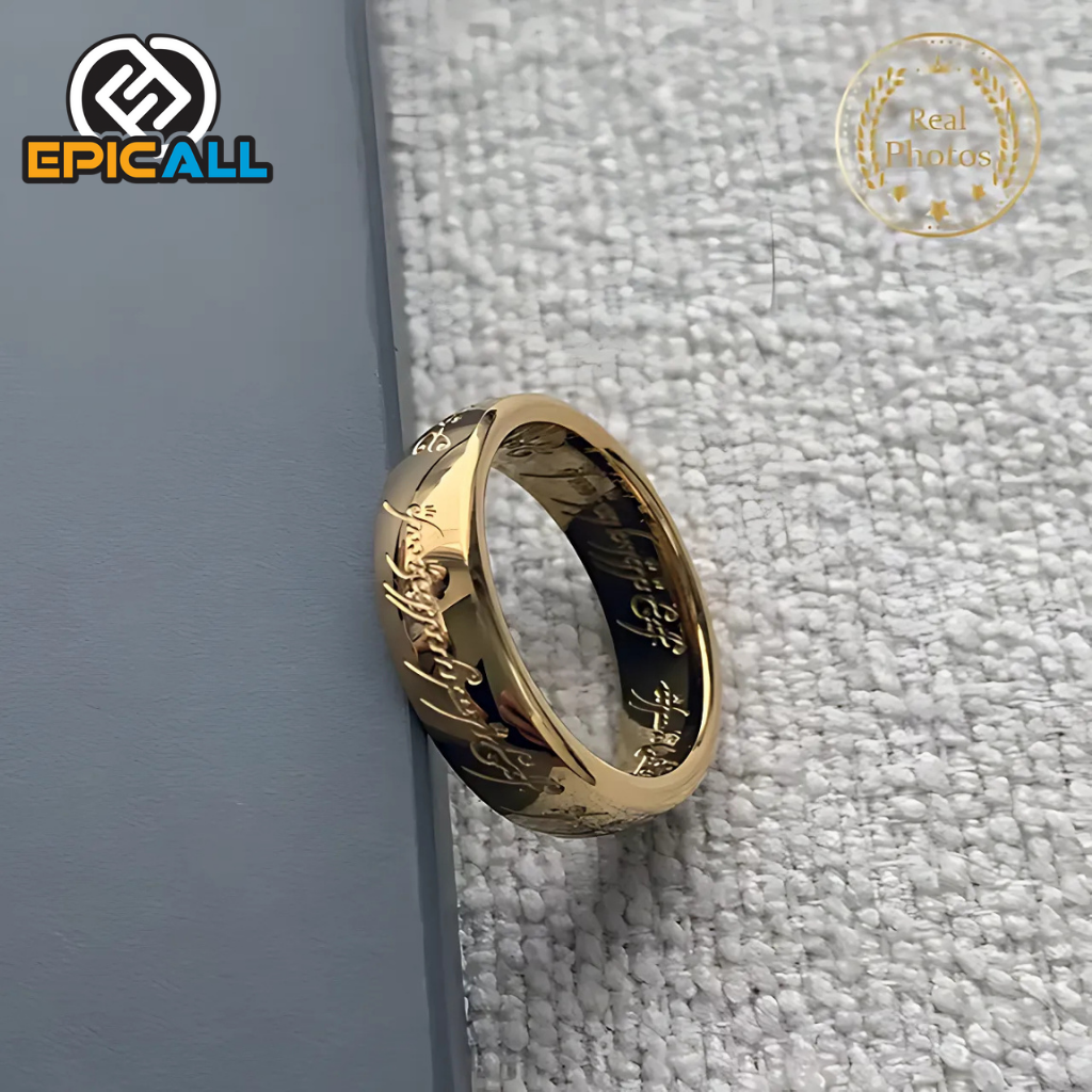 Imagen de un anillo dorado con grabados élficos, réplica del Anillo Único de El Señor de los Anillos, en talla 10.
