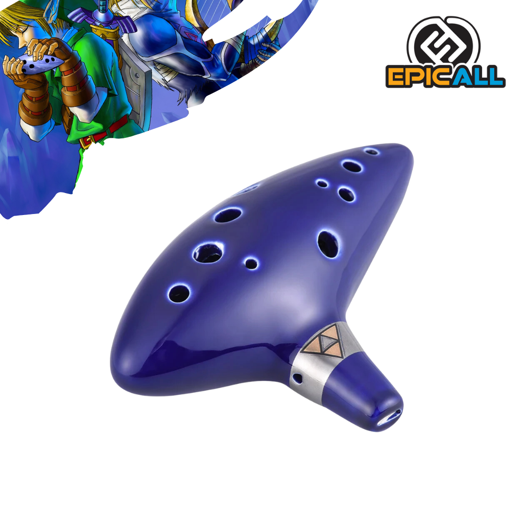 Una ocarina de cerámica inspirada en The Legend of Zelda. La ocarina es de color marrón con detalles dorados y tiene seis agujeros para tocar.