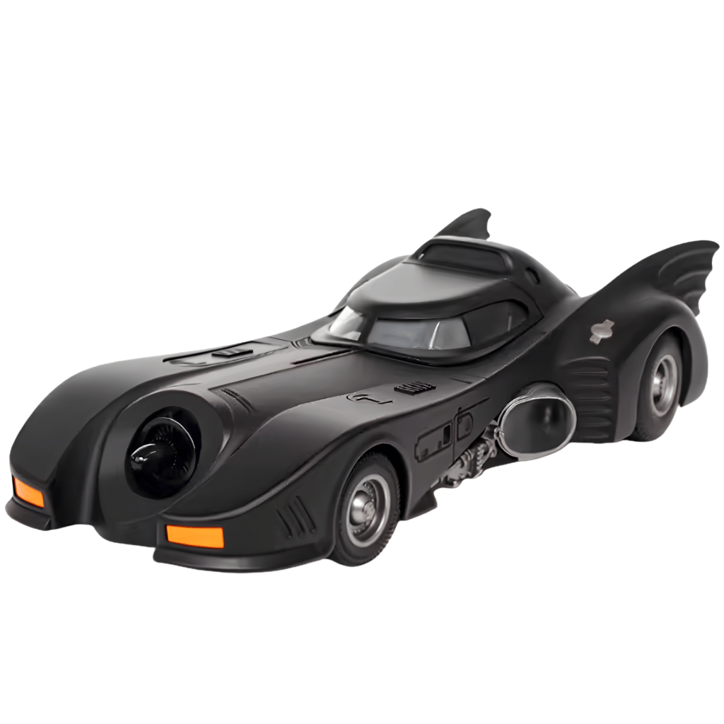 Auto coleccionable a escala 1:32 del Batimóvil clásico de Batman en color negro mate, sostenido en la palma de una mano, destacando su diseño aerodinámico, aletas traseras y acabados metálicos.