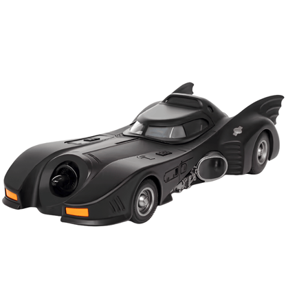 Auto coleccionable a escala 1:32 del Batimóvil clásico de Batman en color negro mate, sostenido en la palma de una mano, destacando su diseño aerodinámico, aletas traseras y acabados metálicos.