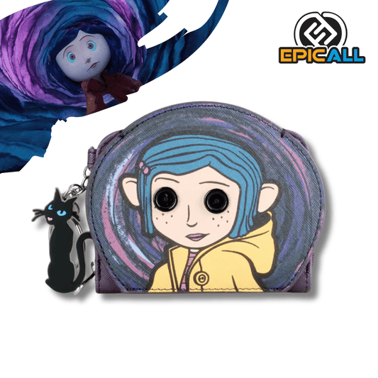 Imagen de una billetera y monedero con temática de Coraline. El diseño destaca por su color azul oscuro y detalles en amarillo y negro. Incluye ilustraciones de la llave de botón, el gato negro y elementos que evocan la atmósfera de la película "La Puerta Secreta". Se muestra su estructura compacta con compartimentos para tarjetas y monedas.