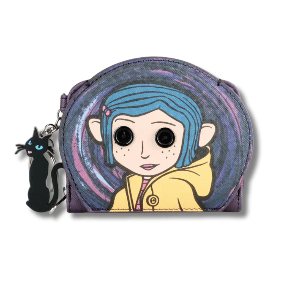 Imagen de una billetera y monedero con temática de Coraline. El diseño destaca por su color azul oscuro y detalles en amarillo y negro. Incluye ilustraciones de la llave de botón, el gato negro y elementos que evocan la atmósfera de la película "La Puerta Secreta". Se muestra su estructura compacta con compartimentos para tarjetas y monedas. con fondo blanco.