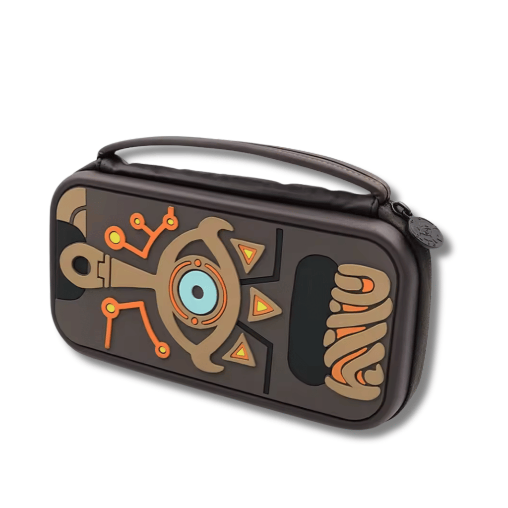 Un estuche de transporte rígido para la Nintendo Switch, de color marrón oscuro o gris. En el frente tiene un diseño detallado en relieve de la Tabla Sheikah del videojuego The Legend of Zelda, con motivos circulares, líneas en naranja y un ojo azul en el centro. Tiene un asa de transporte en la parte superior.