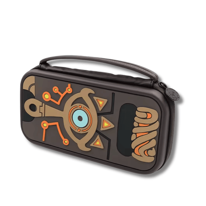 Un estuche de transporte rígido para la Nintendo Switch, de color marrón oscuro o gris. En el frente tiene un diseño detallado en relieve de la Tabla Sheikah del videojuego The Legend of Zelda, con motivos circulares, líneas en naranja y un ojo azul en el centro. Tiene un asa de transporte en la parte superior.