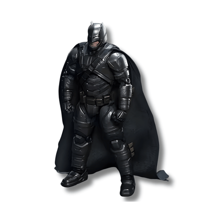 Una figura de acción articulada de Batman con Armadura, de color negro o gris oscuro, de unos 18 cm de alto. El personaje está de pie, y junto a él se exhiben diversos accesorios, incluyendo manos intercambiables, una lanza verde, una pistola y una base de exhibición redonda y negra con el símbolo de Superman.
