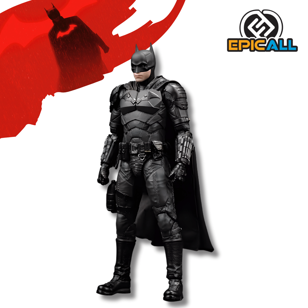 Una figura de acción articulada de Batman, basada en la película The Batman de Robert Pattinson, de unos 18 cm de alto. El personaje está de pie, con el traje blindado de color negro y una larga capa negra que cae a un lado.