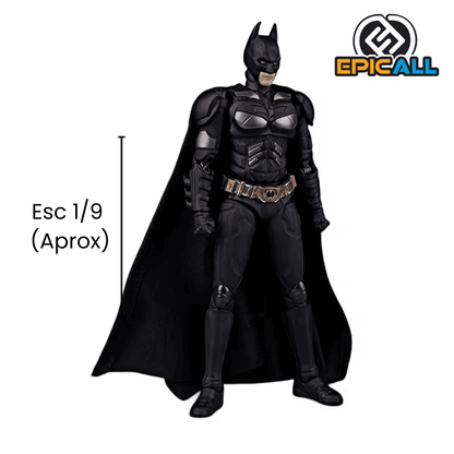  Batman está representado con su traje negro y gris característico, con la capa ondeando al viento. Está en una pose de combate, con una expresión seria. La figura está colocada sobre una base.