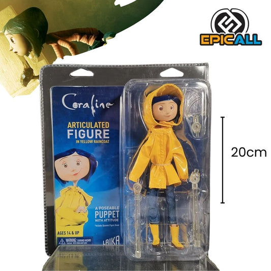 Figura articulada de Coraline de 20 cm con impermeable amarillo, diseñada con múltiples articulaciones y un soporte para exhibición.