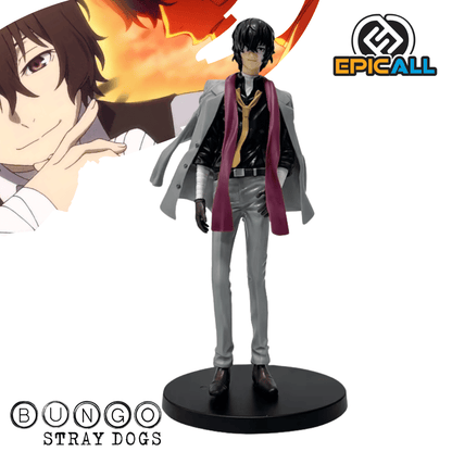 Figura coleccionable de PVC de 24 cm de altura de Osamu Dazai de Bungo Stray Dogs, luciendo saco gris sobre los hombros, camisa negra, corbata amarilla, bufanda borgoña y vendajes en las muñecas, posando de pie sobre una base circular negra de 9 cm.