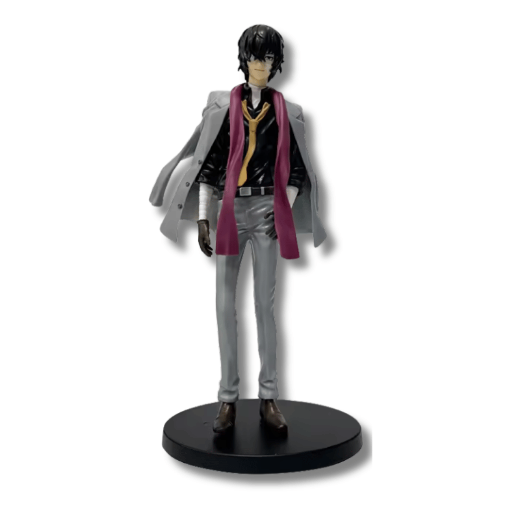 Figura coleccionable de PVC de 24 cm de altura de Osamu Dazai de Bungo Stray Dogs, luciendo saco gris sobre los hombros, camisa negra, corbata amarilla, bufanda borgoña y vendajes en las muñecas, posando de pie sobre una base circular negra de 9 cm.