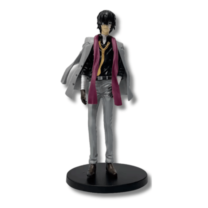 Figura coleccionable de PVC de 24 cm de altura de Osamu Dazai de Bungo Stray Dogs, luciendo saco gris sobre los hombros, camisa negra, corbata amarilla, bufanda borgoña y vendajes en las muñecas, posando de pie sobre una base circular negra de 9 cm.