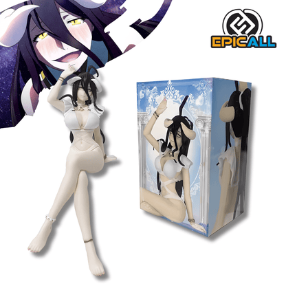 Una figura de estatua de Albedo del anime Overlord, de unos 18 cm de altura. La figura tiene cabello negro y alas negras, cuernos negros, y lleva un conjunto de lencería de dos piezas de color blanco, con guantes a juego. Está sentada con las piernas extendidas y una mano levantada junto a su cabeza.