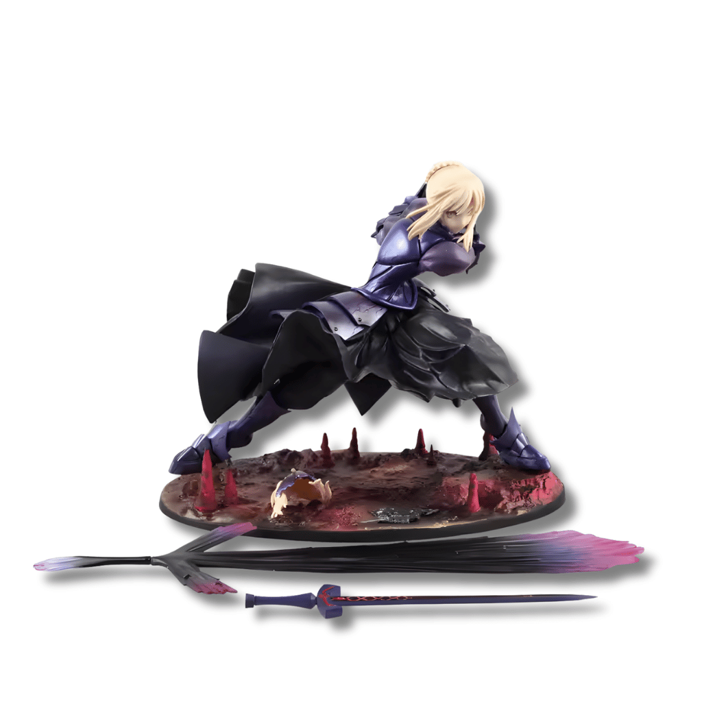 Una figura de estatua de Artoria Pendragon Alter Saber del anime Fate/Stay Night. El personaje tiene el cabello rubio y viste una armadura de colores oscuros (negro y púrpura), con una capa. Está en una pose de combate dinámica con una gran espada que tiene efectos visuales de energía. La figura está montada sobre una base oscura y roja que simula terreno de batalla.