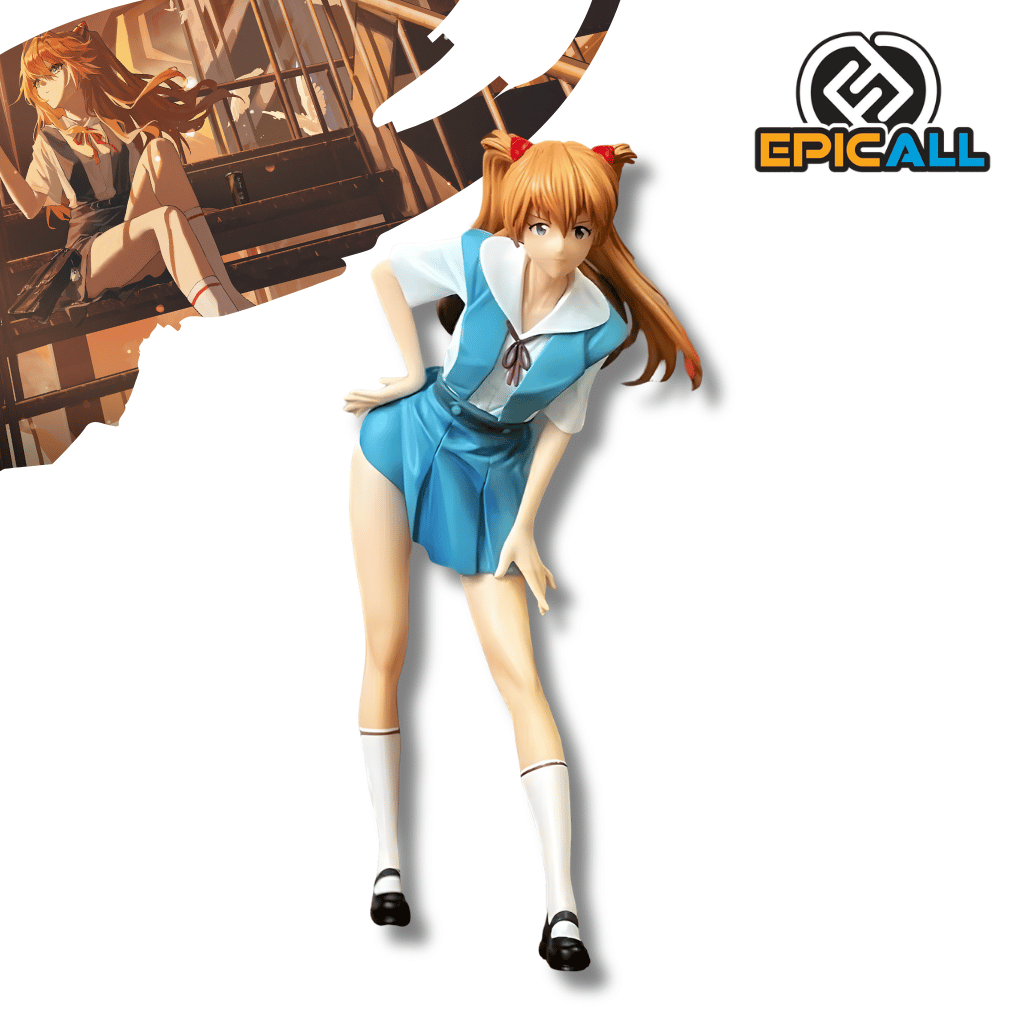 Figura de colección de Asuka Langley, personaje de Evangelion. La joven tiene el cabello largo de color naranja con dos pequeños accesorios rojos en la parte superior. Viste un uniforme escolar japonés que consiste en un vestido azul sobre una camisa blanca con un pequeño lazo rojo. Está en una pose inclinada hacia adelante con las manos en la cadera y las piernas, luciendo medias blancas y zapatos negros.