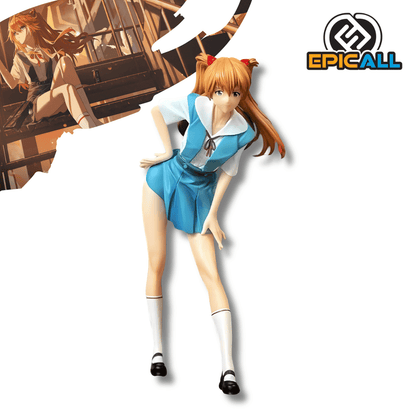 Figura de colección de Asuka Langley, personaje de Evangelion. La joven tiene el cabello largo de color naranja con dos pequeños accesorios rojos en la parte superior. Viste un uniforme escolar japonés que consiste en un vestido azul sobre una camisa blanca con un pequeño lazo rojo. Está en una pose inclinada hacia adelante con las manos en la cadera y las piernas, luciendo medias blancas y zapatos negros.