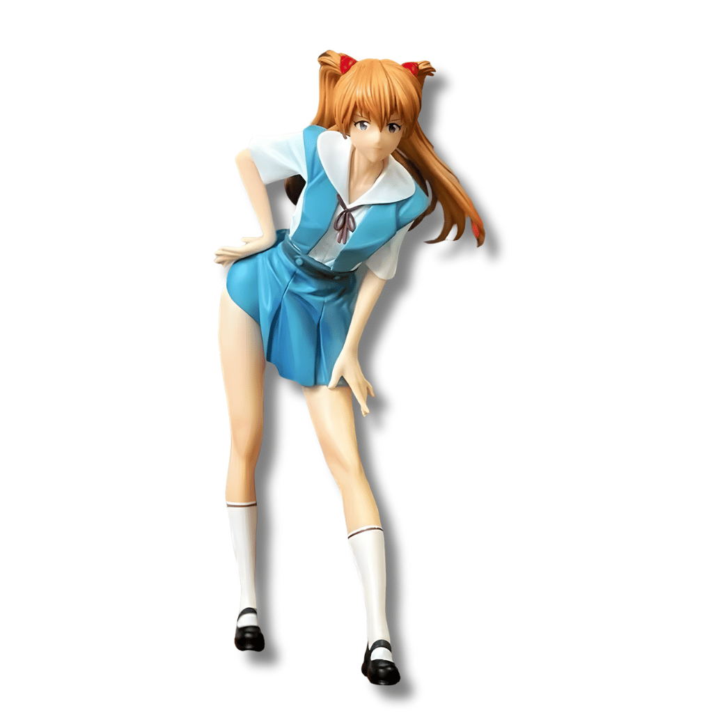 Figura de colección de Asuka Langley, personaje de Evangelion. La joven tiene el cabello largo de color naranja con dos pequeños accesorios rojos en la parte superior. Viste un uniforme escolar japonés que consiste en un vestido azul sobre una camisa blanca con un pequeño lazo rojo. Está en una pose inclinada hacia adelante con las manos en la cadera y las piernas, luciendo medias blancas y zapatos negros.