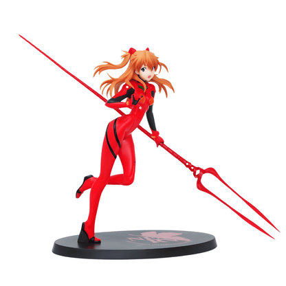 Estatua de Asuka Shikinami Langley de Evangelion en una pose dinámica de carrera, vistiendo su plugsuit rojo y sosteniendo la gran Lanza de Longinus roja.