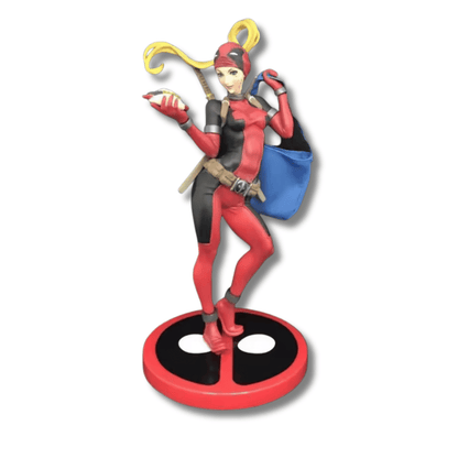 Una figura de estatua de Ladypool (versión femenina de Deadpool), de unos 25 cm de altura, en un estilo Bishoujo. La figura viste un traje ajustado rojo y negro, lleva el cabello rubio con un pañuelo y un antifaz negro. Sostiene un taco en una mano y un bolso azul en la otra, y tiene una katana enfundada en la espalda. Está de pie sobre una base roja y negra con el símbolo de Deadpool.