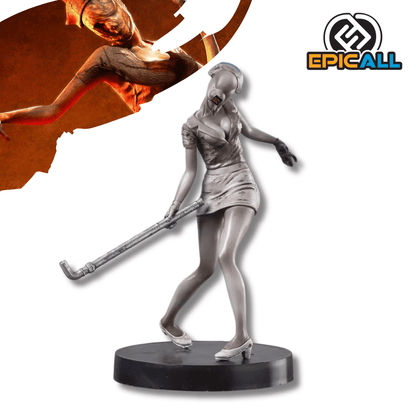 Figura de colección de una enfermera de Silent Hill (Bubble Head Nurse). El personaje viste un uniforme de enfermera corto y ajustado de color grisáceo, con la cabeza inclinada y deformada sin rasgos faciales visibles. Sostiene una tubería metálica larga y oxidada en su mano derecha. La figura está de pie sobre una base circular negra.