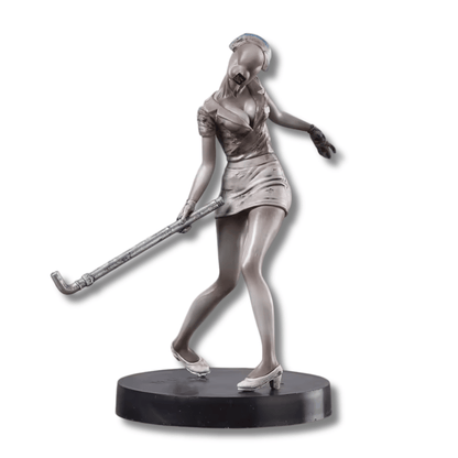 Figura de colección de una enfermera de Silent Hill (Bubble Head Nurse). El personaje viste un uniforme de enfermera corto y ajustado de color grisáceo, con la cabeza inclinada y deformada sin rasgos faciales visibles. Sostiene una tubería metálica larga y oxidada en su mano derecha. La figura está de pie sobre una base circular negra.