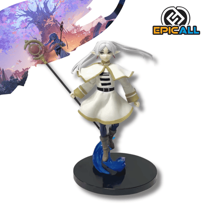 Figura de colección de Frieren, la elfa maga del anime Sousou no Frieren. La figura tiene cabello blanco recogido en dos coletas bajas y viste una túnica blanca con bordes dorados y una capa corta. Sostiene un báculo largo en su mano derecha. Está situada sobre una base circular negra con un efecto de energía azul ondeando en sus pies.