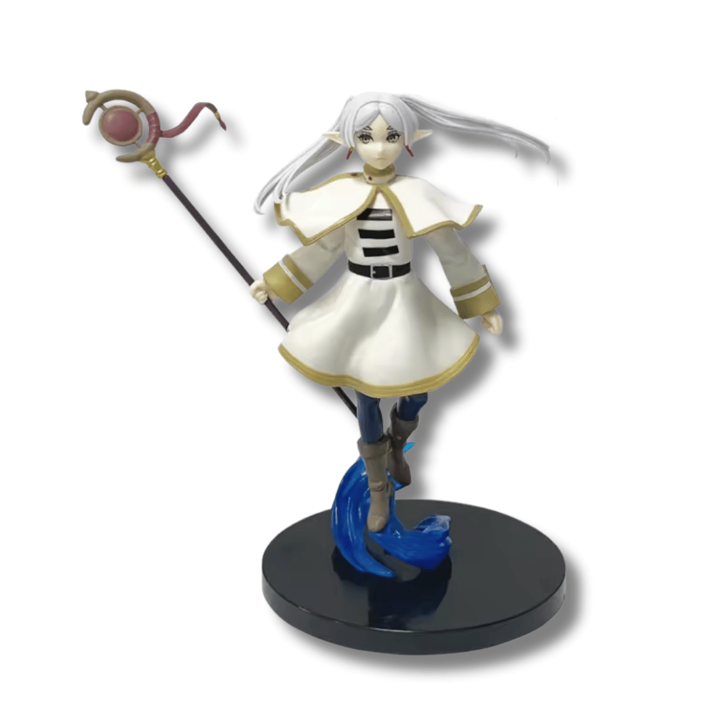 Figura de colección de Frieren, la elfa maga del anime Sousou no Frieren. La figura tiene cabello blanco recogido en dos coletas bajas y viste una túnica blanca con bordes dorados y una capa corta. Sostiene un báculo largo en su mano derecha. Está situada sobre una base circular negra con un efecto de energía azul ondeando en sus pies.