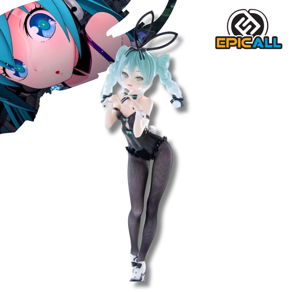 Estatua de Hatsune Miku con traje de coneja negro brillante, medias de red reales, cabello celeste en coletas con cintas negras y orejas de conejo grandes sobre la cabeza.