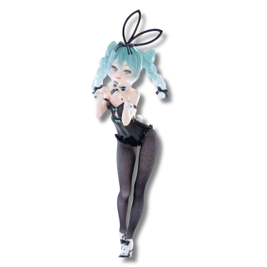 Estatua de Hatsune Miku con traje de coneja negro brillante, medias de red reales, cabello celeste en coletas con cintas negras y orejas de conejo grandes sobre la cabeza.