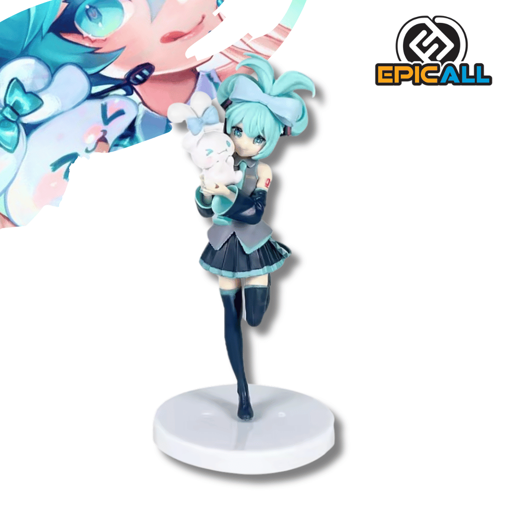 Una figura de estatua de Hatsune Miku de unos 20 cm de altura. El personaje tiene el cabello color turquesa atado en un gran lazo y viste un traje de colegiala con falda azul y gris. Está de pie sobre una base blanca, abrazando un peluche blanco con orejas y un lazo azul (Cinnamoroll).