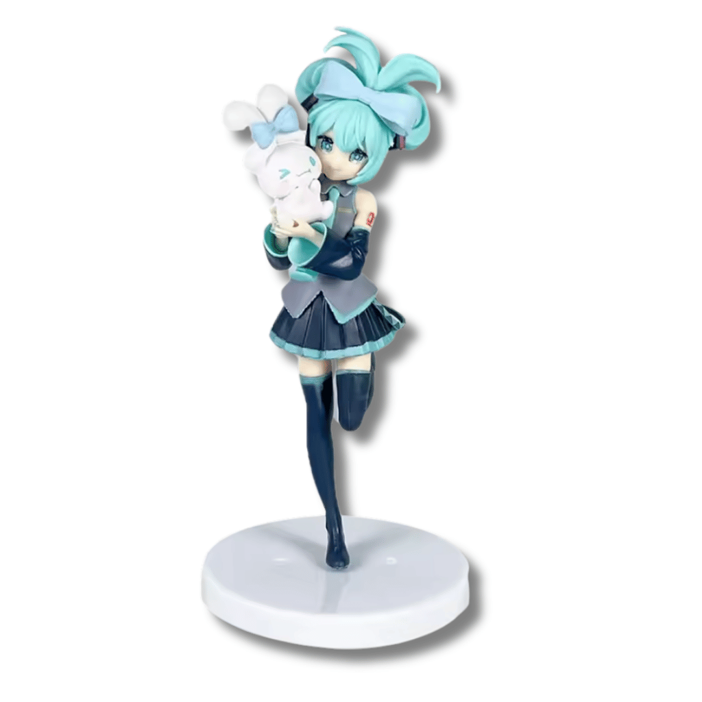Una figura de estatua de Hatsune Miku de unos 20 cm de altura. El personaje tiene el cabello color turquesa atado en un gran lazo y viste un traje de colegiala con falda azul y gris. Está de pie sobre una base blanca, abrazando un peluche blanco con orejas y un lazo azul (Cinnamoroll).