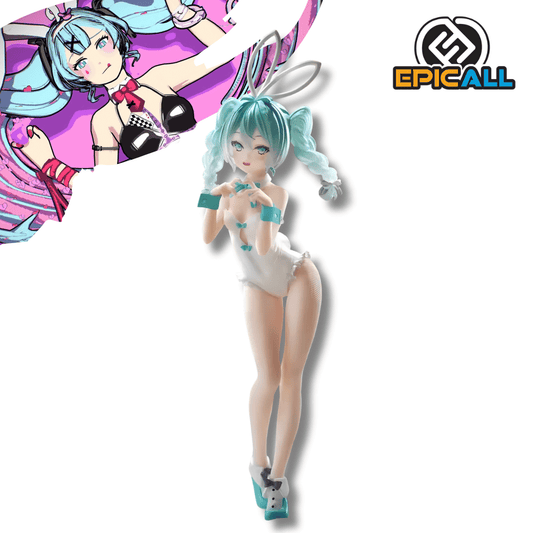 Una figura de estatua de Hatsune Miku de unos 28 cm de altura. El personaje tiene el cabello turquesa recogido en coletas con orejas de conejo, y está vestida con un traje de conejita de una sola pieza de color blanco y detalles turquesa. La figura está de pie en una pose sugerente, con un pie ligeramente levantado.