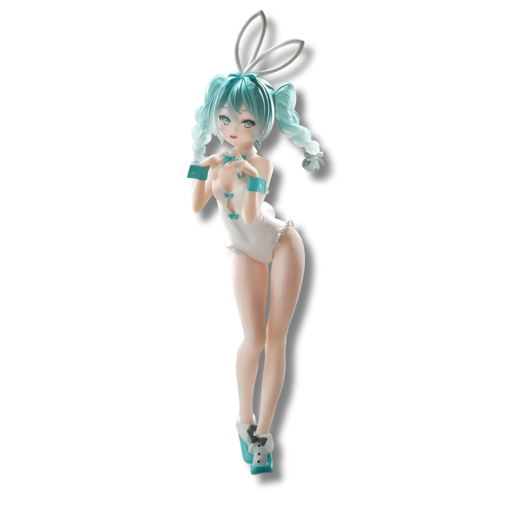 Una figura de estatua de Hatsune Miku de unos 28 cm de altura. El personaje tiene el cabello turquesa recogido en coletas con orejas de conejo, y está vestida con un traje de conejita de una sola pieza de color blanco y detalles turquesa. La figura está de pie en una pose sugerente, con un pie ligeramente levantado.