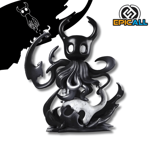 Una figura de estatua completamente negra, de unos 13 cm de altura, del personaje Hollow Knight en su forma de Sombra. El personaje tiene un cuerpo de insecto con cuernos y está rodeado de tentáculos o formas de sombra. Sostiene una daga oscura y está de pie sobre una base con una calavera o máscara de insecto rota de color blanco.