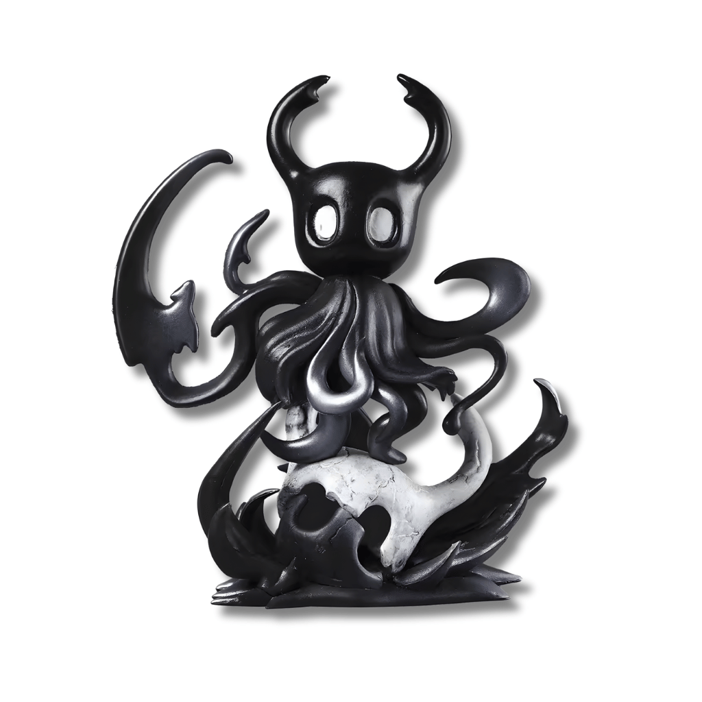 Una figura de estatua completamente negra, de unos 13 cm de altura, del personaje Hollow Knight en su forma de Sombra. El personaje tiene un cuerpo de insecto con cuernos y está rodeado de tentáculos o formas de sombra. Sostiene una daga oscura y está de pie sobre una base con una calavera o máscara de insecto rota de color blanco.