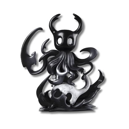 Una figura de estatua completamente negra, de unos 13 cm de altura, del personaje Hollow Knight en su forma de Sombra. El personaje tiene un cuerpo de insecto con cuernos y está rodeado de tentáculos o formas de sombra. Sostiene una daga oscura y está de pie sobre una base con una calavera o máscara de insecto rota de color blanco.