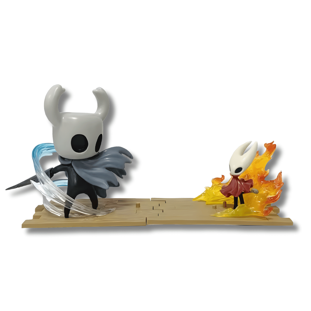 Una figura de estatua que representa una escena de duelo del videojuego Hollow Knight. En el lado izquierdo está el Caballero (The Knight), un personaje gris y negro con cuernos, atacando con efectos de energía azul claro. A la derecha está Hornet, un personaje más pequeño en traje rojo, rodeada de efectos de fuego y llamas anaranjadas.