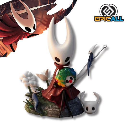 Una figura de estatua de Hornet del videojuego Hollow Knight, de unos 10 cm. El personaje tiene una máscara blanca con cuernos largos y viste una capa roja. Está de pie sobre un diorama con rocas, flores blancas, un personaje pequeño con máscara de payaso y una aguja plateada al lado.