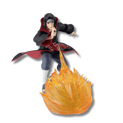Estatua de Itachi Uchiha de Naruto Shippuden realizando un jutsu. Viste su capa de Akatsuki y tiene frente a él un gran efecto de bola de fuego translúcida naranja.
