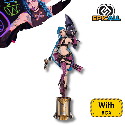 Figura de 22 cm de la campeona Jinx de League of Legends, con cabello azul largo y armas, incluyendo un lanzacohetes y una pistola.